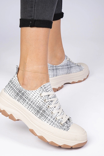 Wit-zwarte sneakers met een... 2