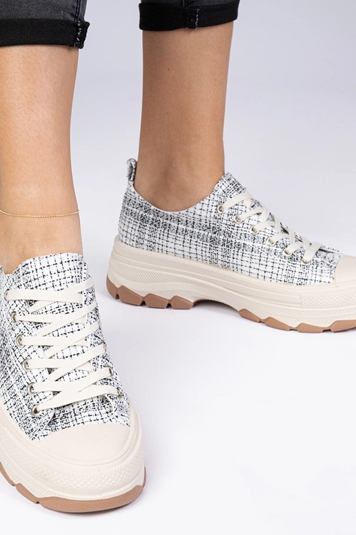 Wit-zwarte sneakers met een dikke... Wit-zwarte sneakers met een dikke...