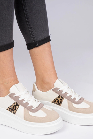 Bruine sneakers op een...