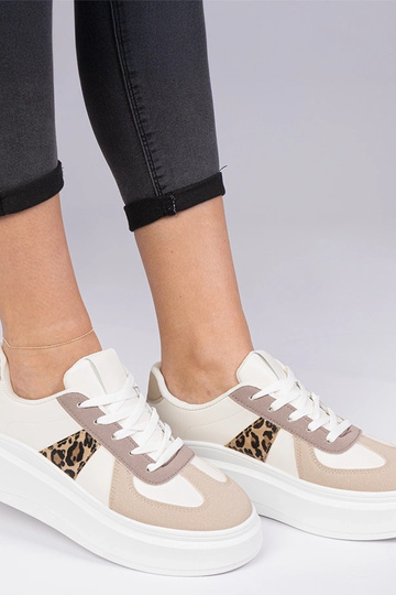 Bruine sneakers op een platform Mishel 2