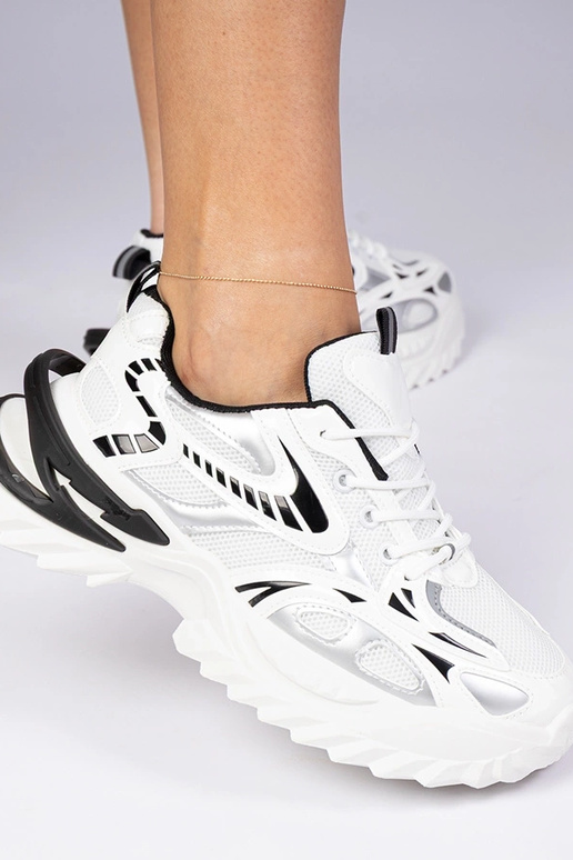 Witte sportieve sneakers op een... Witte sportieve sneakers op een...