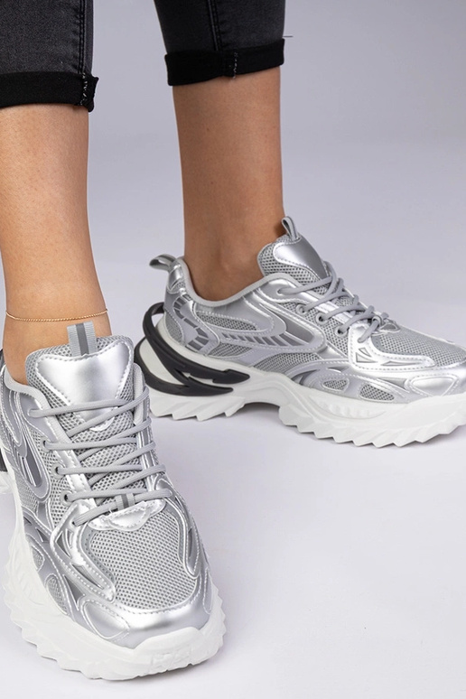 Zilveren sportieve sneakers op een... Zilveren sportieve sneakers op een...