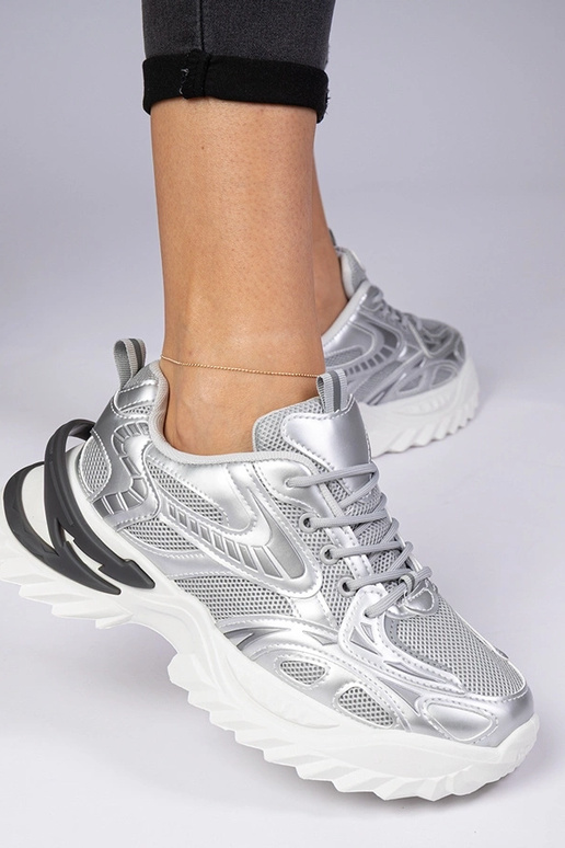 Zilveren sportieve sneakers op een... Zilveren sportieve sneakers op een...