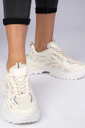 Beige sportieve sneakers op een massieve zool Lirata