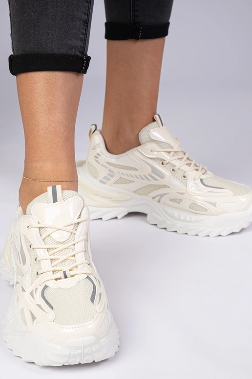 Beige sportieve sneakers op een... Beige sportieve sneakers op een...