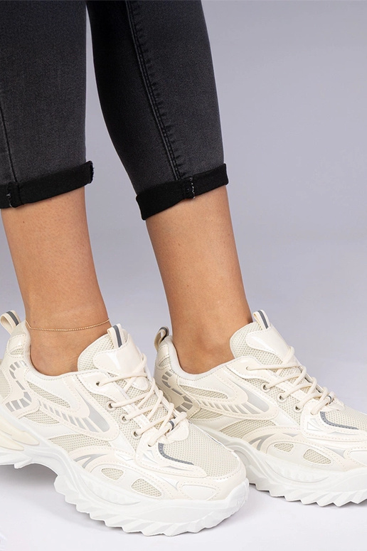 Beige sportieve sneakers op een... Beige sportieve sneakers op een...