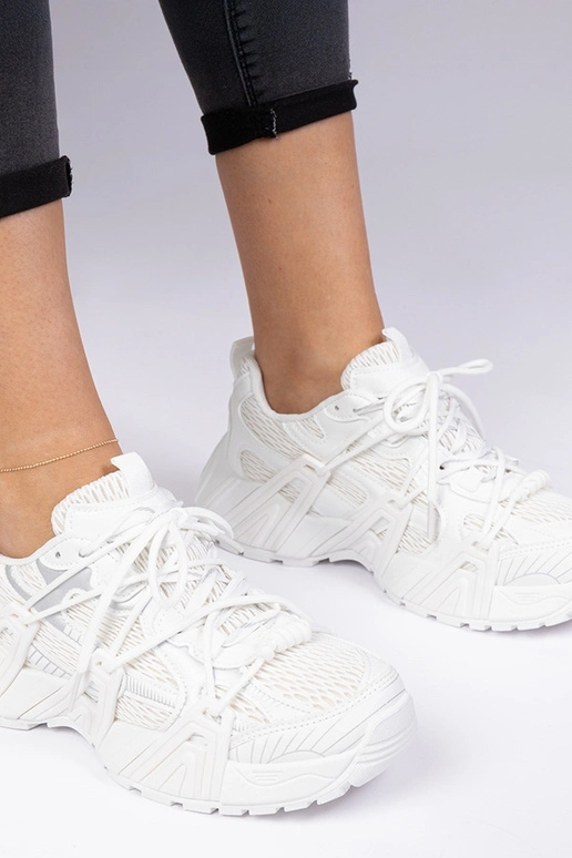 Witte stijlvolle sneakers op een... Witte stijlvolle sneakers op een...