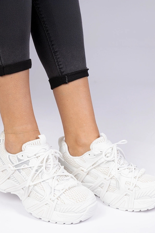 Witte stijlvolle sneakers op een... Witte stijlvolle sneakers op een...