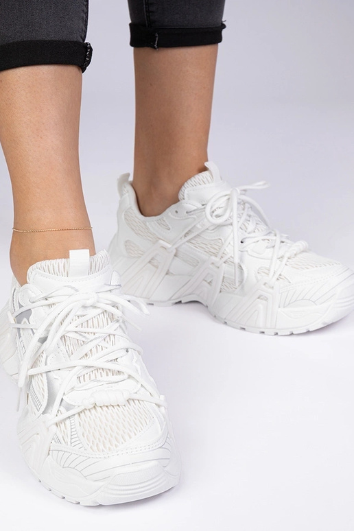 Witte stijlvolle sneakers op een... Witte stijlvolle sneakers op een...