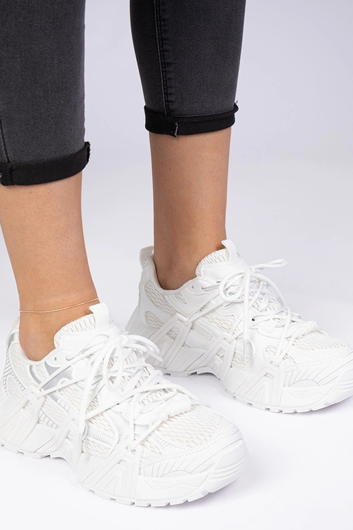 Witte stijlvolle sneakers op een... Witte stijlvolle sneakers op een...