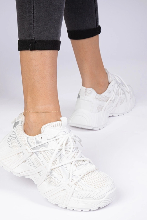 Witte stijlvolle sneakers op een... Witte stijlvolle sneakers op een...