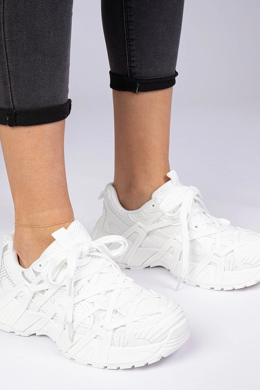 Witte sneakers op een massieve zool... Witte sneakers op een massieve zool...