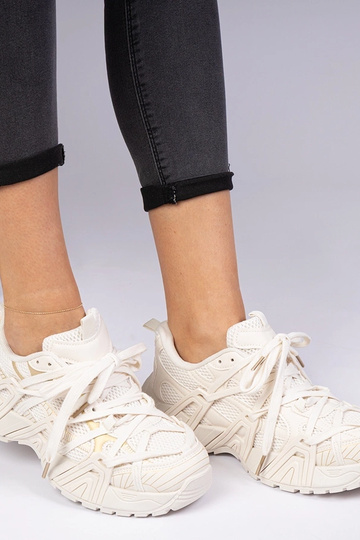 Beige sneakers op een... 2