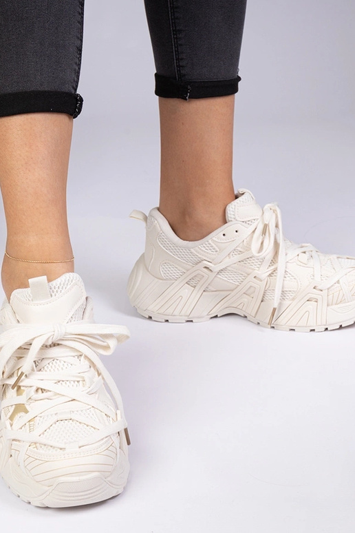 Beige sneakers op een massieve zool... Beige sneakers op een massieve zool...