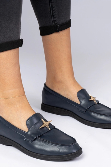 Marineblauwe dames mocassins met gouden versiering Senna