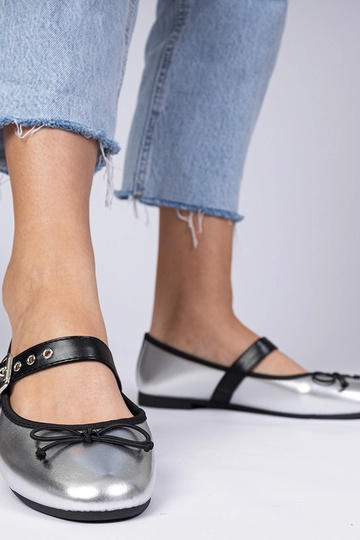 Zilveren dames ballerina's...