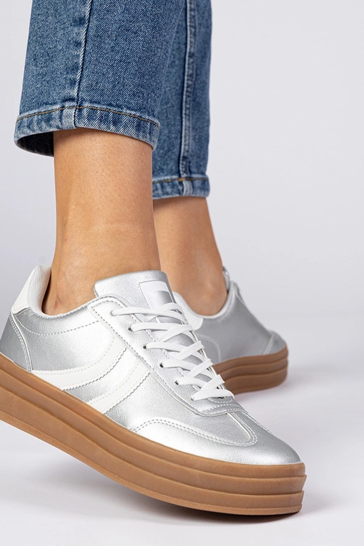 Zilveren sportieve sneakers dames op... Zilveren sportieve sneakers dames op...