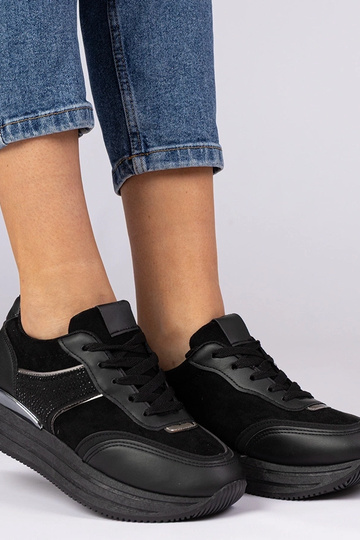 Zwarte dames sneakers op...