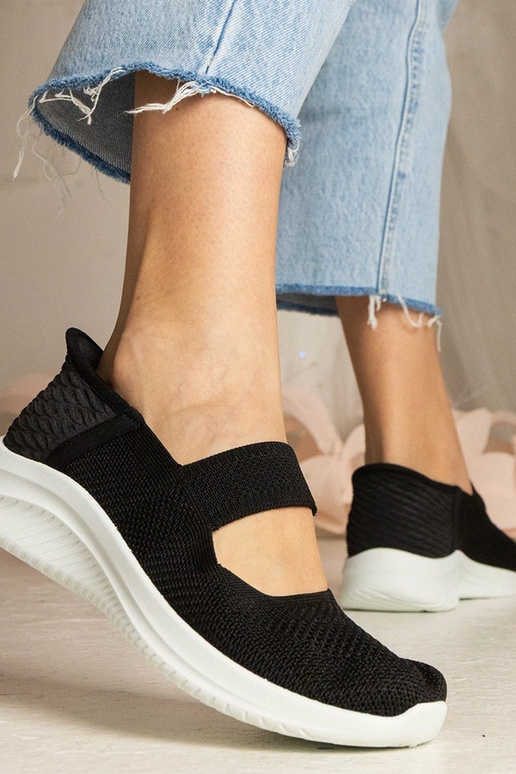 Zwarte sneakers met geperforeerde... Zwarte sneakers met geperforeerde...