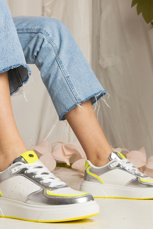 Zilveren dames sneakers met... Zilveren dames sneakers met...