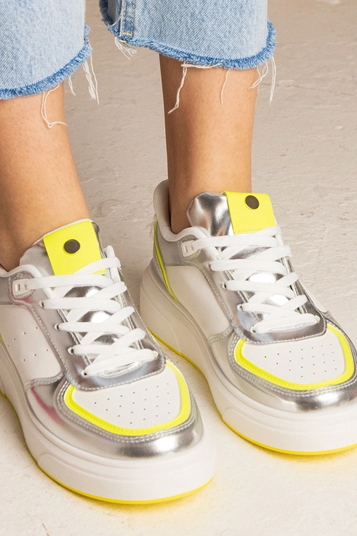 Zilveren dames sneakers met... Zilveren dames sneakers met...