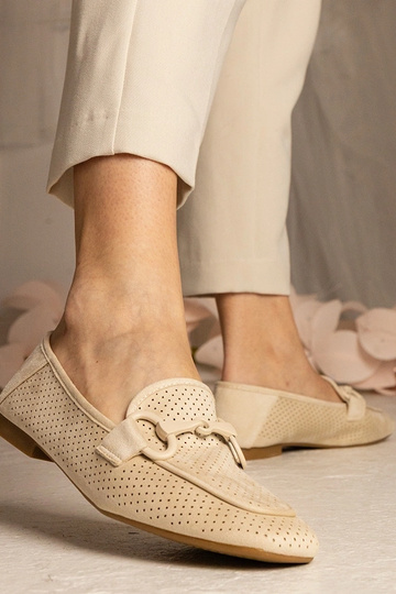Beige dames ażurowe mokasijnen met versiering Mensory