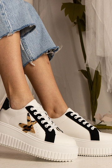 Biało-zwarte sneakers versierd met glitters en ster Taleda 2