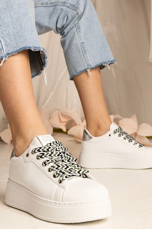 Witte dames sneakers met stevige... Witte dames sneakers met stevige...