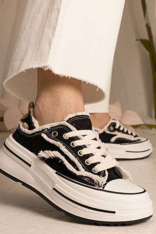 Zwarte dames sneakers met hoge zool... Zwarte dames sneakers met hoge zool...