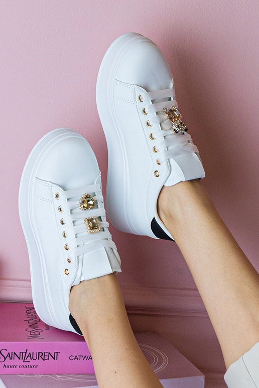 Zwart-witte dames sneakers versierd... Zwart-witte dames sneakers versierd...