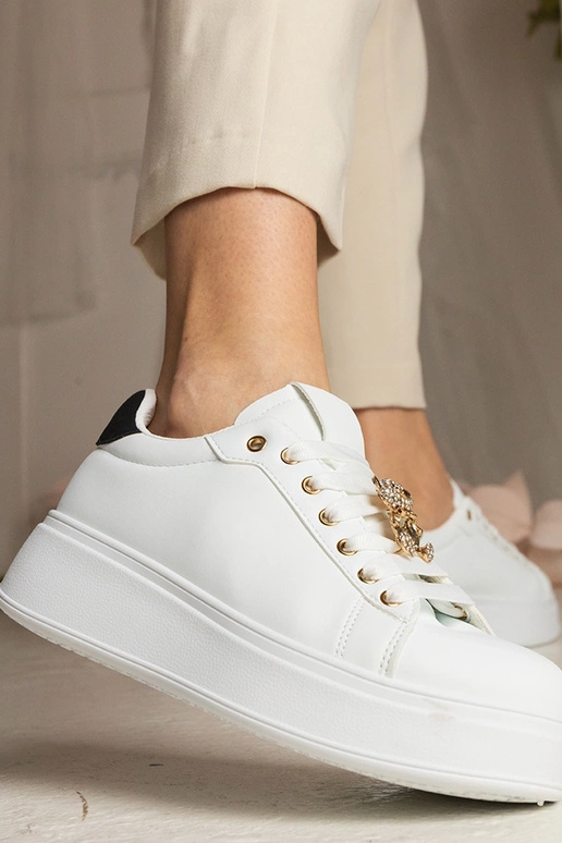 Zwart-witte dames sneakers versierd... Zwart-witte dames sneakers versierd...