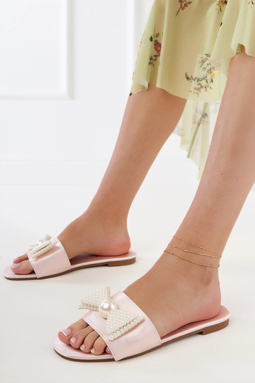 Zandkleurige satijnen damespantoffels... Zandkleurige satijnen damespantoffels...