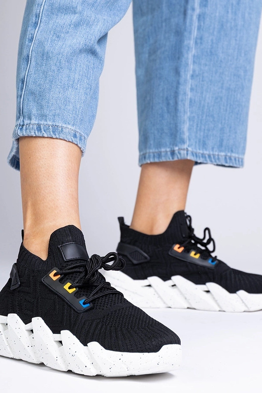 Zwarte dames sneakers op een dikke...