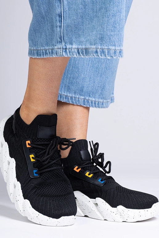 Zwarte dames sneakers op een dikke...