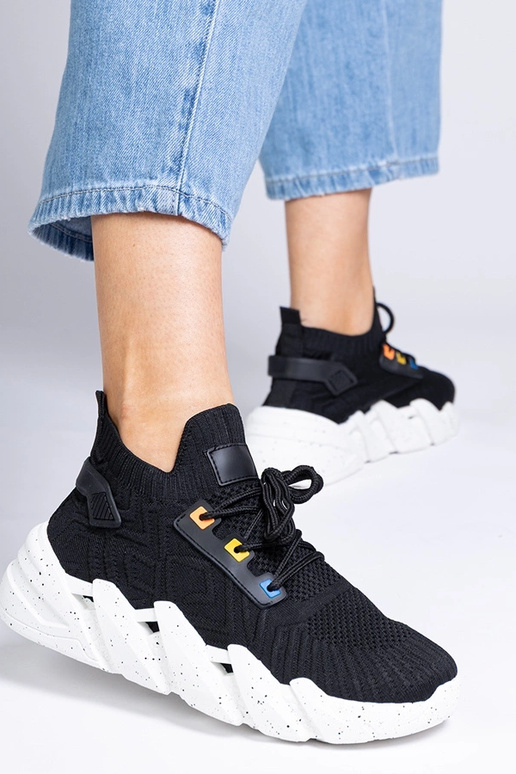 Zwarte dames sneakers op een dikke...