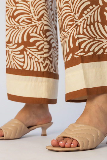 Lichtbeige slippers op lage...