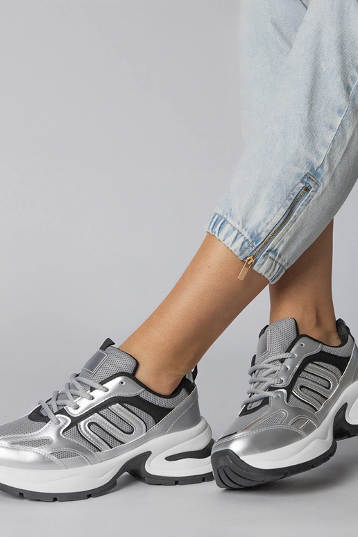 Zilveren sportschoenen op zware zool,...