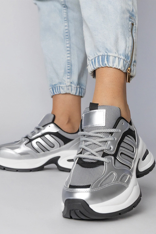 Zilveren sportschoenen op zware zool,...