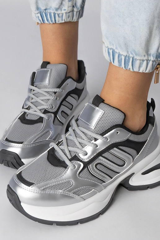 Zilveren sportschoenen op zware zool,...