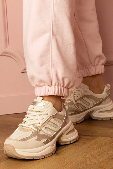 Zandkleurige dames sneakers...