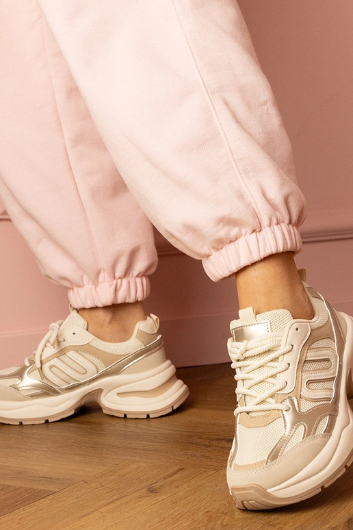 Zandkleurige dames sneakers op dikke...