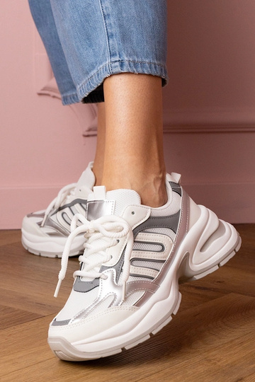 Witte dames sneakers op... 2