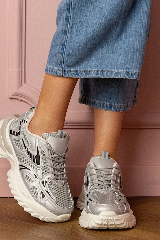 Zilveren dames sneakers op stijlvolle... Zilveren dames sneakers op stijlvolle...