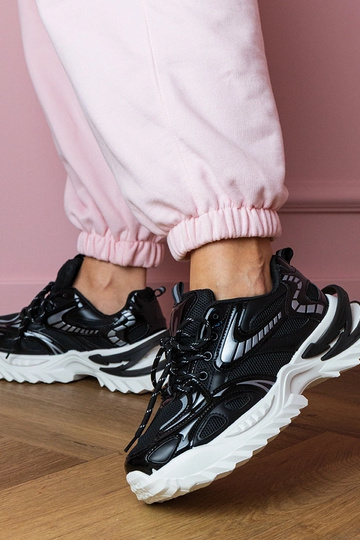 Zwarte dames sneakers op een stijlvolle platform Carina 2