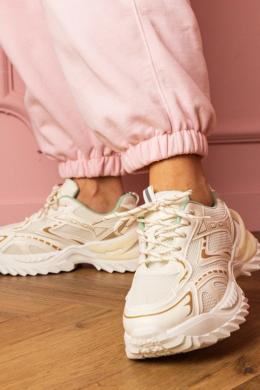 Beige dames sneakers op een dikke... Beige dames sneakers op een dikke...