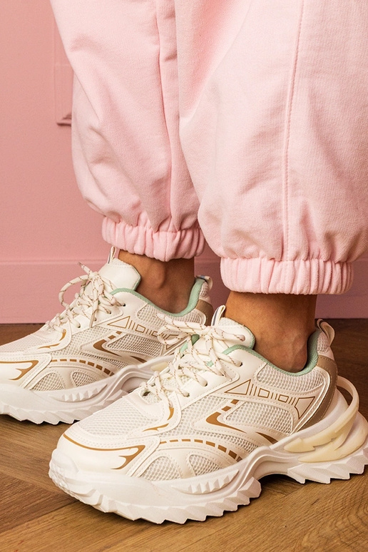 Beige dames sneakers op een dikke... Beige dames sneakers op een dikke...