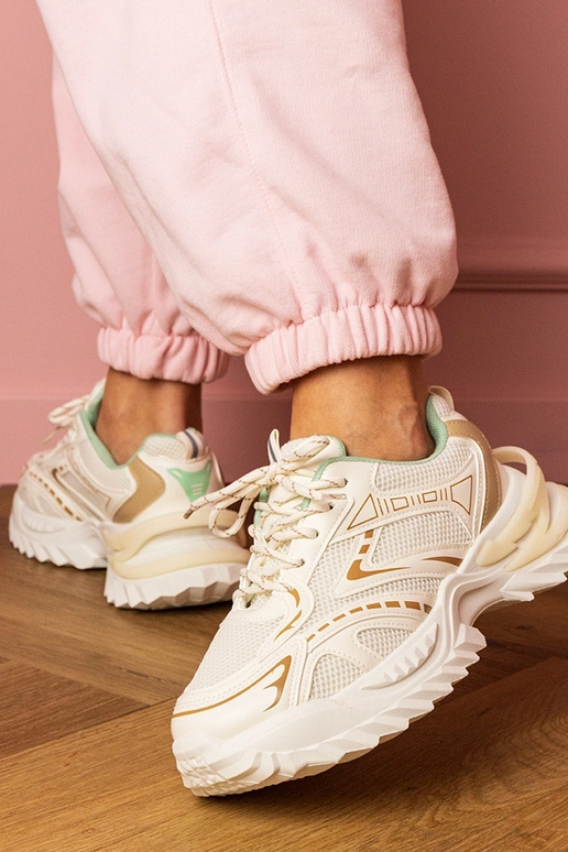 Beige dames sneakers op een dikke... Beige dames sneakers op een dikke...