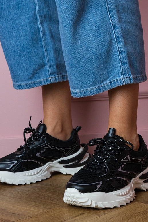 Zwarte dames sneakers op een dikke...