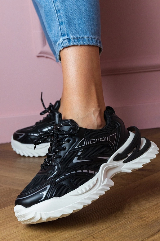 Zwarte dames sneakers op een dikke...