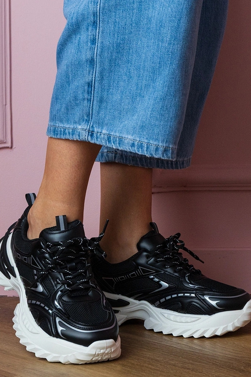 Zwarte dames sneakers op een dikke...